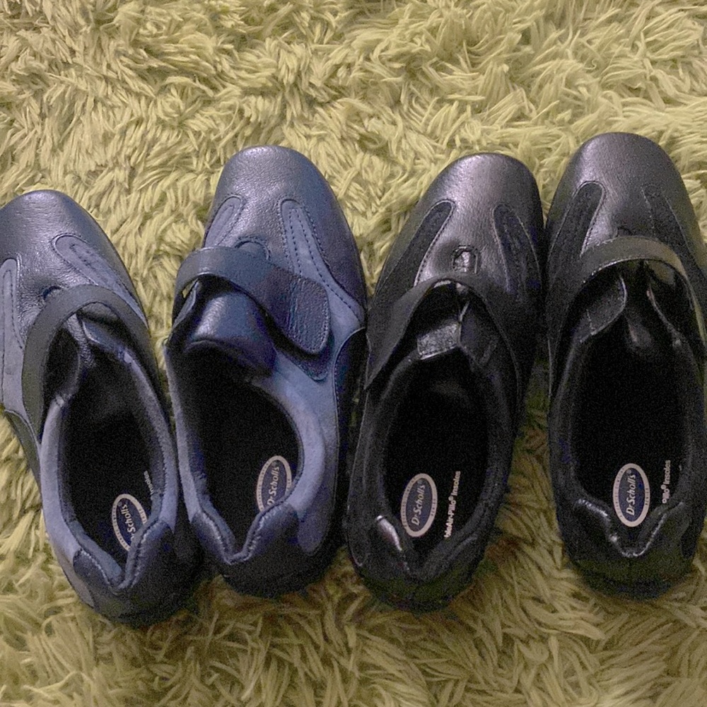 2 pairs of shoes by dr scholls, flat shoes.size 5.5 both. In blue & black.